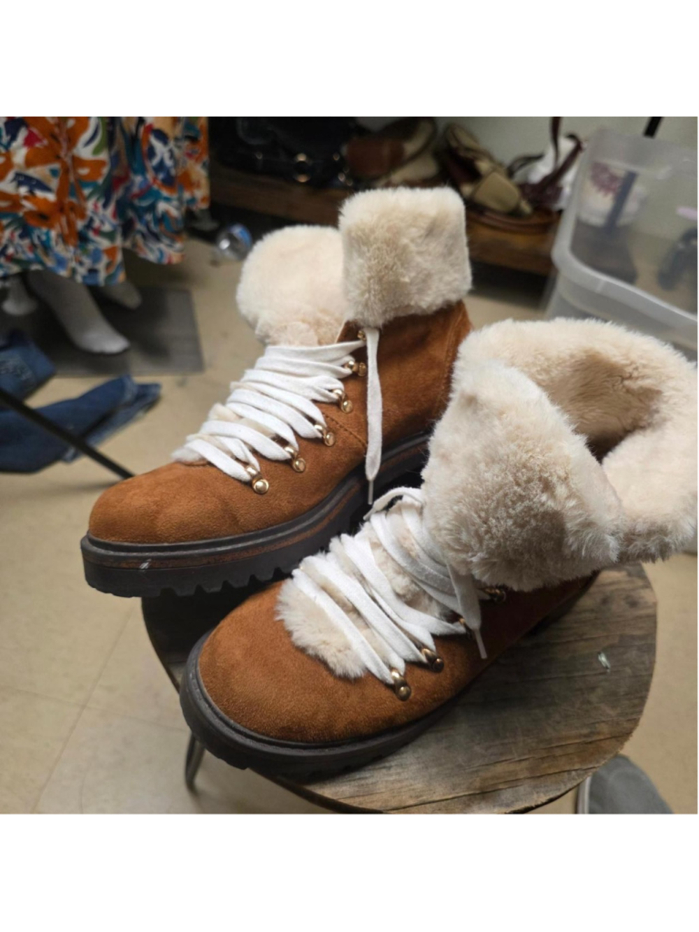 Brown suede boots with cream fur trim #winterboots #cozy